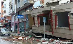 Hatay'da Depremlerden Ağır Hasar Alan Bina Kendiliğinden Çöktü!