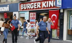 Öfkeli Adam Protestonun Dozunu Kaçırdı, Burger King’de Garsonu Bıçakladı!
