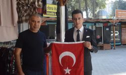 Kahramanmaraş'ta Bayraksız İş Yeri Kalmasın Dedi, Bin Adet Bayrak Dağıttı!