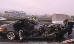 Tıra Ok Gibi Saplanan Otomobil Paramparça Oldu! 1 Ölü, 2 Yaralı!