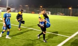 Kahramanmaraş'ta Futbol Hakemi Sakatlanan Futbolcuyu Kucağında Taşıdı
