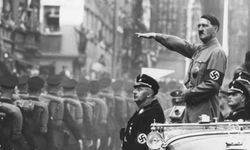 Hangi liderin gözlüklü orijinal fotoğrafına internette neredeyse hiç rastlanmaz?