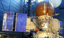 Dünyadan ve aydan başka bir gök cismine inen ilk uzay aracı hangisine inmiştir?