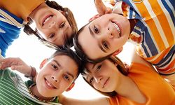 İnsan Beyninin Yaşam Boyu Yolculuğu: Ergenlik Aslında Ne Zaman Bitiyor?