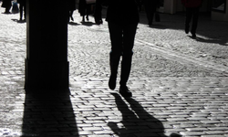 yolda yürürken güneş karşımızdaysa gölgemiz hangi tarafa düşer?