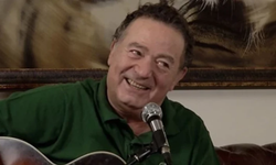 Yatmadan Önce Bahçesindeki Ağaçları ve Bitkileri Öpen Sanatçı Kimdir?