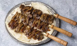 “Cağ Kebabı” Olarak Bilinen Lezzetin Diğer Adı Ne? Oltu kebabı nedir?