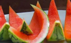 "Ayağının Altına Karpuz Kabuğu Koymak" Deyimi: Anlamı ve Hikayesi