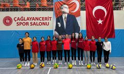 Kahramanmaraş’ta Voleybol Başarısı: Çağlayanceritli Öğrenciler Türkiye Yolunda