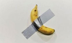 Duvara bantlanmış muz eserinin asıl adı nedir?