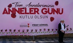 Kahramanmaraş sokakları Anneler Günü’nde kırmızı güllerle süslendi