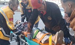 Kahramanmaraş’ta Kontrolden Çıkan Araç Refüje Çarpıp Yan Yattı