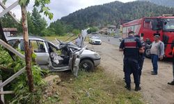 Kahramanmaraş'ta Direğe Çarpan Araçta Yaralı Sürücü Kurtarıldı