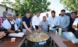 Başkan Toptaş Dönüklü’de Aşure Dağıttı, Vatandaşların Taleplerini Dinledi