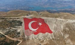 Kahramanmaraş'ın Simgesi Baştan Yenilendi! Dev Türk Bayrağı Yeniden Parlıyor