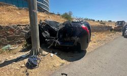 Kahramanmaraş'ta Feci Kaza! Direğe Çarpan Otomobilde 2 Ağır Yaralı
