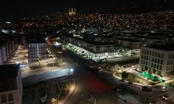 Kahramanmaraş'ta Kuddusi Baba Bulvarı çift yönlü sıcak asfaltla yenileniyor