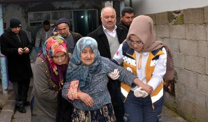 Evine geldikleri yaşlı kadının boğazını sıkıp, altınlarını gasp ettiler