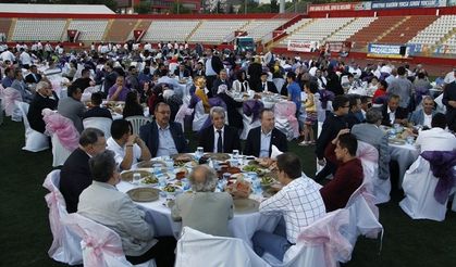 AK Parti Kahramanmaraş İl Teşkilatı 2500 kişiye iftar verdi