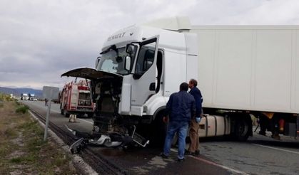 Erzincan da Kahramanmaraşlıların olduğu araçla tır çarpıştı; 2 ölü, 3 yaralı!