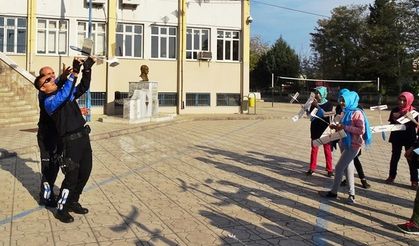 Kahramanmaraş'ta Polisler çocuklara ‘model uçak’ yapımını öğretti