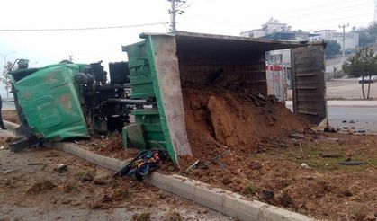 Freni patlayan kamyon refüje çarpıp devrildi: 1 yaralı