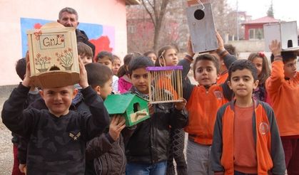 "Kuşlar üşümesin" diye okulun bahçesine yuva yaptılar