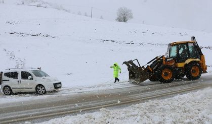 Kahramanmaraş-Kayseri Karayolu Yoğun Kar yağışı nedeniyle trafik durmuş durumda