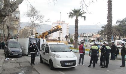 Kahramanmaraş'ta öğrenci servisi devrildi: 22 yaralı