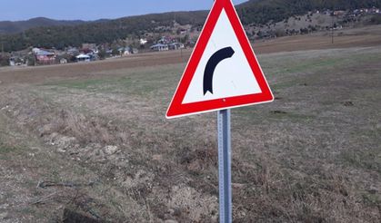 Kahramanmaraş'ta Telef olan tilkiyi trafik levhasına asmışlar