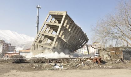 Kahramanmaraş'ta yarım asırlık 5 katlı metruk bina yıkıldı