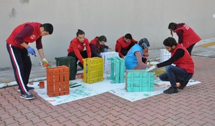 Tahta kasaları köy okulları için kitaplığa dönüştürdüler