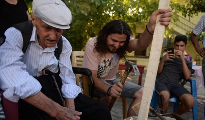 Kahramanmaraş'ta asırlık dede ahşap ev aletleri yapıyor!