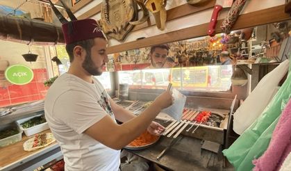 Kahramanmaraş'ta kebapçı dükkanında nostalji yaşatılıyor!