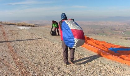 ABD'li ve Kanadalı çiftin Kahramanmaraş'ta yamaç paraşütü heyecanı