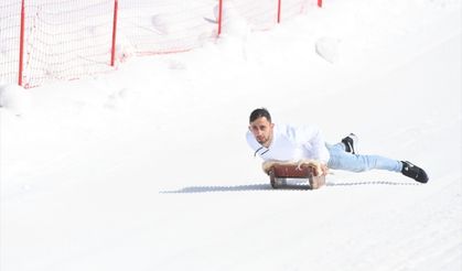 Kahramanmaraş'taki Yedikuyular Kayak Merkezi'nde "Geleneksel Kızak Müsabakaları" yapıldı.