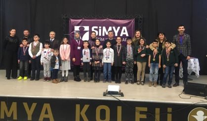 Simya Koleji Kabul Sınavında Başarılı Olanlara Ödül