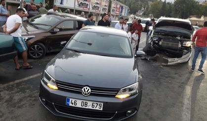 Alkollü sürücü park halindeki araçlara çarptı: 2 yaralı