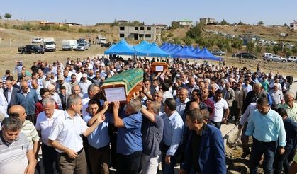 Fransa’da yangında ölen iki kardeş yan yana defnedildi