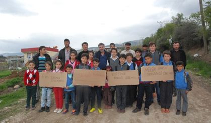 Kahramanmaraş’ta minik öğrenciler yol kesip eylem yaptı