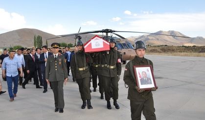 Şehit Pilot Yarbay Özer, memleketi Kahramanmaraş'ın Elbistan ilçesinde toprağa verildi