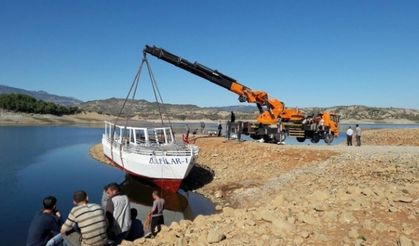 Denizi olmayan Kahramanmaraş'ta odun ambarında tekne yaptı