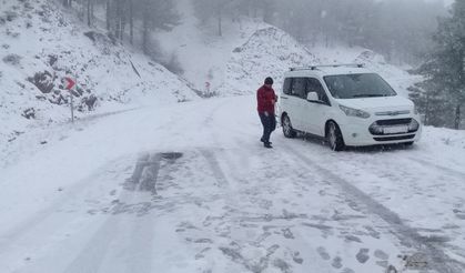 Kahramanmaraş'ta kar yağışı ulaşımı olumsuz etkiliyor