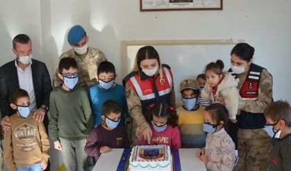 Kahramanmaraş'ta jandarma ekiplerinden engelli çocuklara ziyaret!