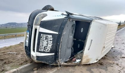 Kahramanmaraş'ta kayganlaşan yolda minibüs refüje çarptı!