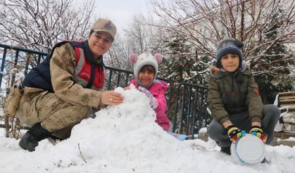 Kahramanmaraş'ta jandarma ekipleri çocuklarla kar topu oynadı!