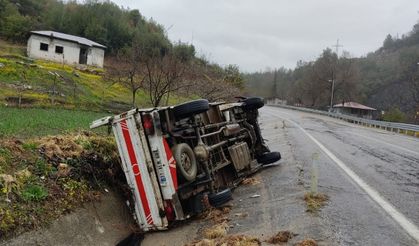 Kahramanmaraş'ta kayganlaşan yolda devrilen kamyonetteki 6 kişi yaralandı!