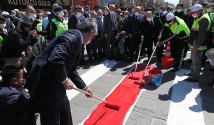 Kahramanmaraş’ta yaya geçitleri kırmızıyla boyandı!