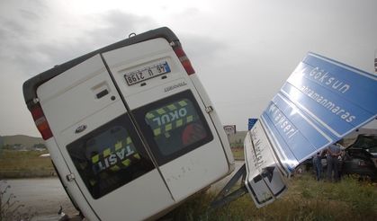 Kahramanmaraş'ta Öğrenci servisi ile otomobil çarpıştı: 15 yaralı