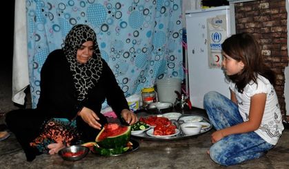 Çadır ve konteyner kentlerde ilk teravih namazı kılındı